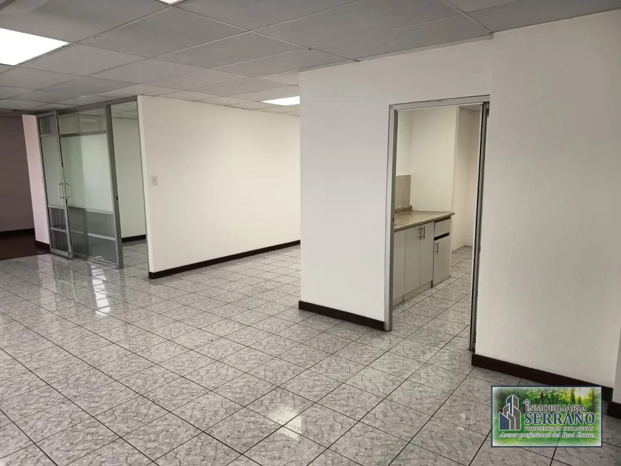 Rento Local Co,ercial Plaza Los Arcos Z. 10 en 20 Calle. — Local en Alquiler en Zona Viva, Zona 10, Guatemala, Ciudad — foto 9 de 17
