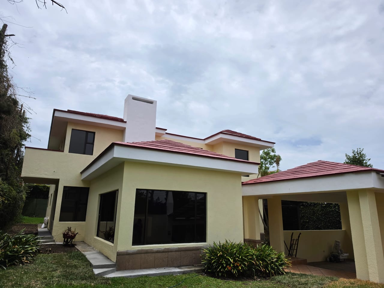 Alquilo casa hermosa y amplia 375 mts2 en km 16.5 CAES 5 cuartos, 4 parqueos techados — Casa en Alquiler en Centro Comercial Villa Clarita, Carretera a El Salvador, Guatemala, Ciudad — foto 1 de 17