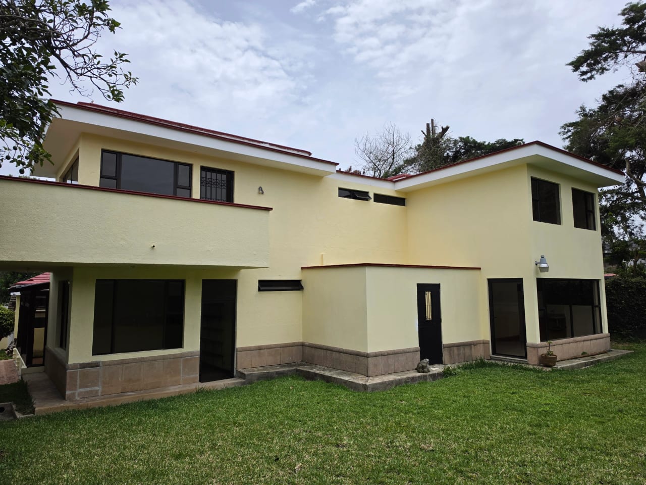 Alquilo casa hermosa y amplia 375 mts2 en km 16.5 CAES 5 cuartos, 4 parqueos techados — Casa en Alquiler en Centro Comercial Villa Clarita, Carretera a El Salvador, Guatemala, Ciudad — foto 2 de 17