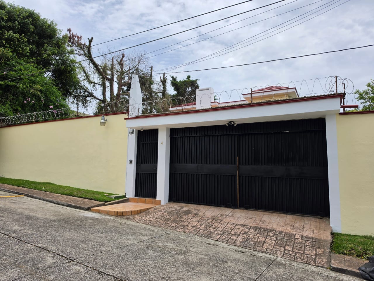Alquilo casa hermosa y amplia 375 mts2 en km 16.5 CAES 5 cuartos, 4 parqueos techados — Casa en Alquiler en Centro Comercial Villa Clarita, Carretera a El Salvador, Guatemala, Ciudad — foto 3 de 17