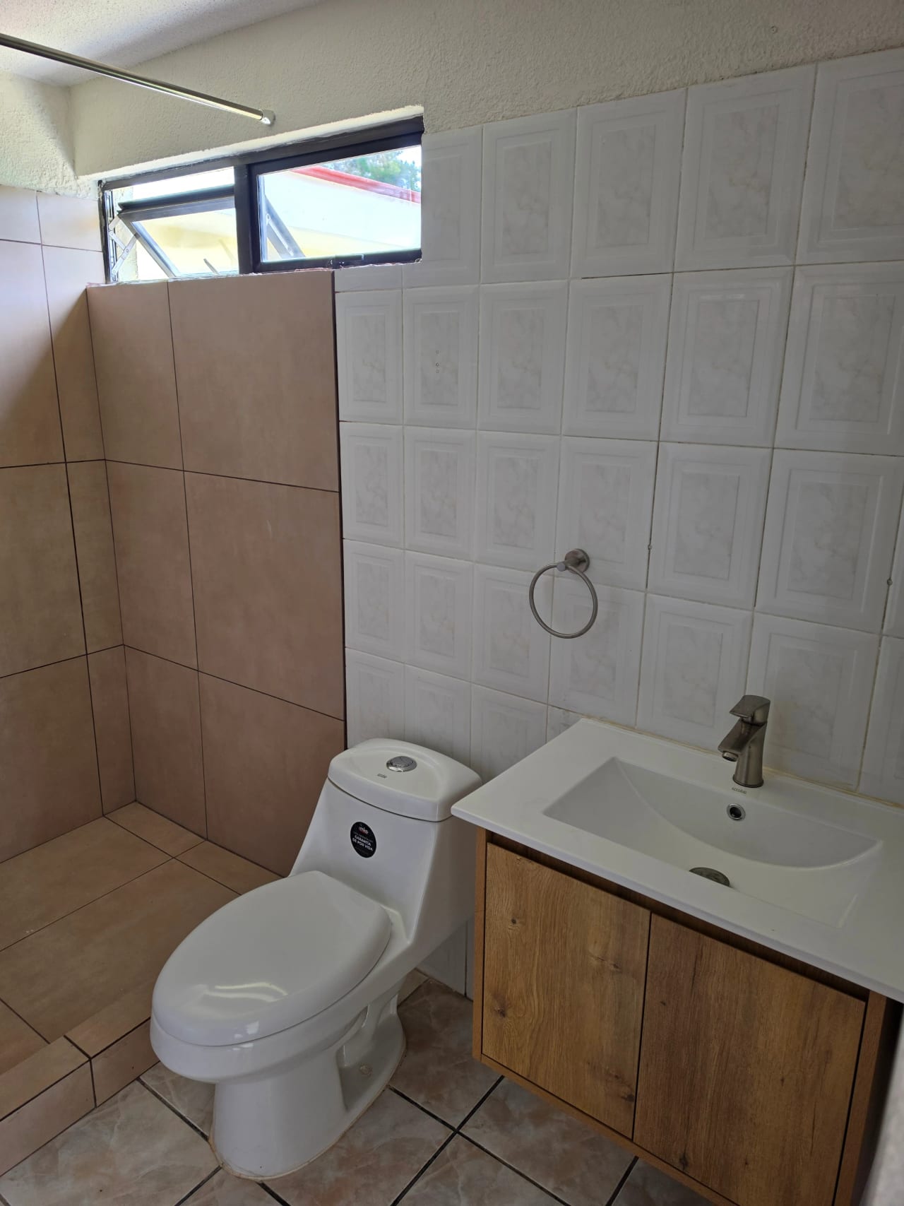 Alquilo casa hermosa y amplia 375 mts2 en km 16.5 CAES 5 cuartos, 4 parqueos techados — Casa en Alquiler en Centro Comercial Villa Clarita, Carretera a El Salvador, Guatemala, Ciudad — foto 6 de 17