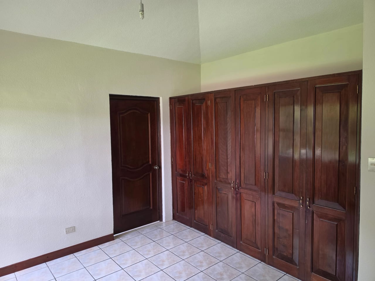 Alquilo casa hermosa y amplia 375 mts2 en km 16.5 CAES 5 cuartos, 4 parqueos techados — Casa en Alquiler en Centro Comercial Villa Clarita, Carretera a El Salvador, Guatemala, Ciudad — foto 8 de 17