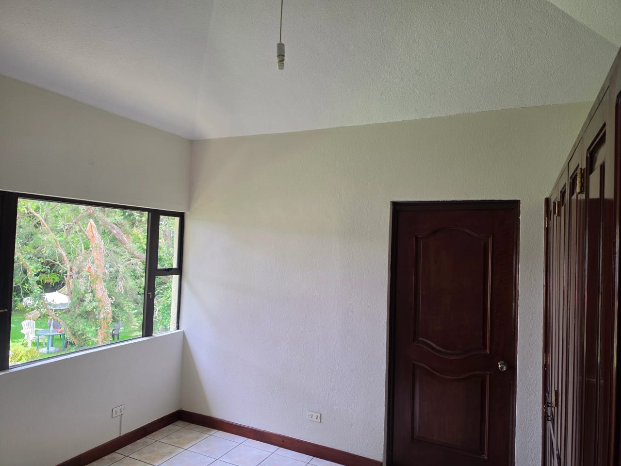Alquilo casa hermosa y amplia 375 mts2 en km 16.5 CAES 5 cuartos, 4 parqueos techados — Casa en Alquiler en Centro Comercial Villa Clarita, Carretera a El Salvador, Guatemala, Ciudad — foto 10 de 17