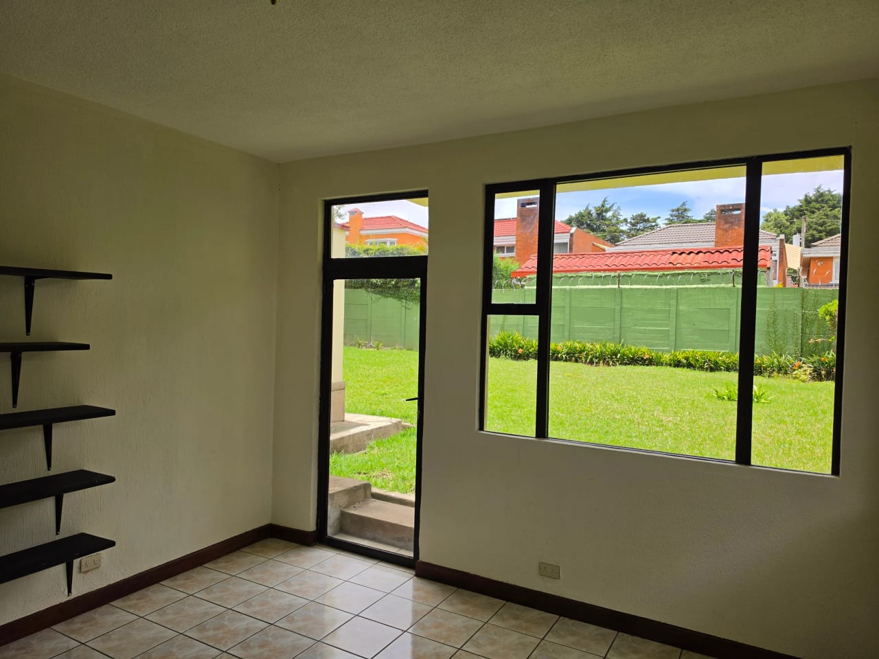Alquilo casa hermosa y amplia 375 mts2 en km 16.5 CAES 5 cuartos, 4 parqueos techados — Casa en Alquiler en Centro Comercial Villa Clarita, Carretera a El Salvador, Guatemala, Ciudad — foto 12 de 17