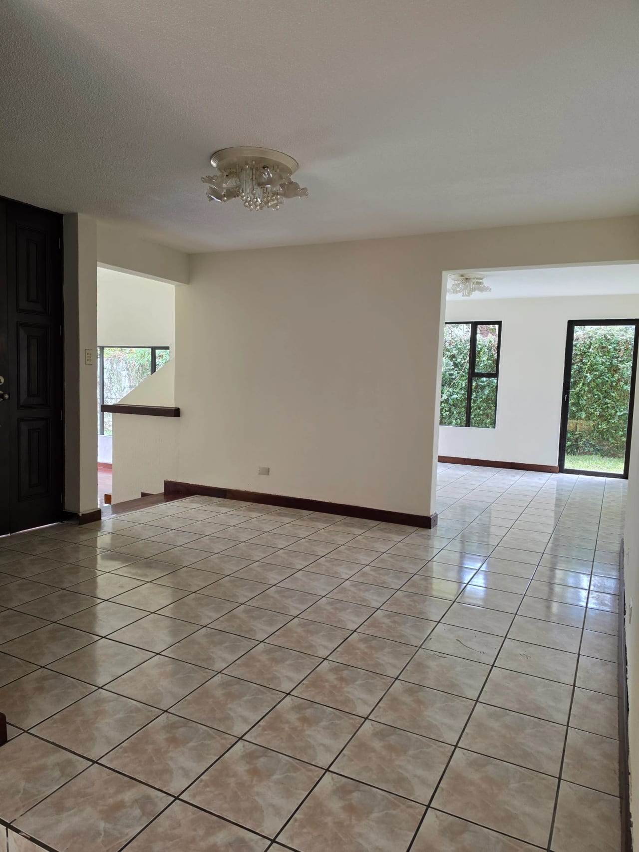 Alquilo casa hermosa y amplia 375 mts2 en km 16.5 CAES 5 cuartos, 4 parqueos techados — Casa en Alquiler en Centro Comercial Villa Clarita, Carretera a El Salvador, Guatemala, Ciudad — foto 13 de 17