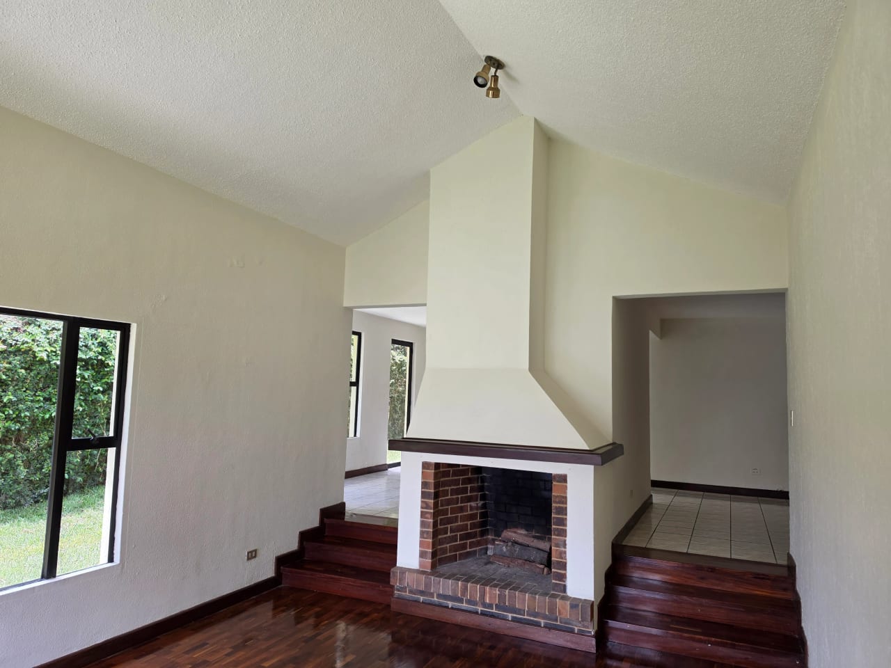 Alquilo casa hermosa y amplia 375 mts2 en km 16.5 CAES 5 cuartos, 4 parqueos techados — Casa en Alquiler en Centro Comercial Villa Clarita, Carretera a El Salvador, Guatemala, Ciudad — foto 14 de 17