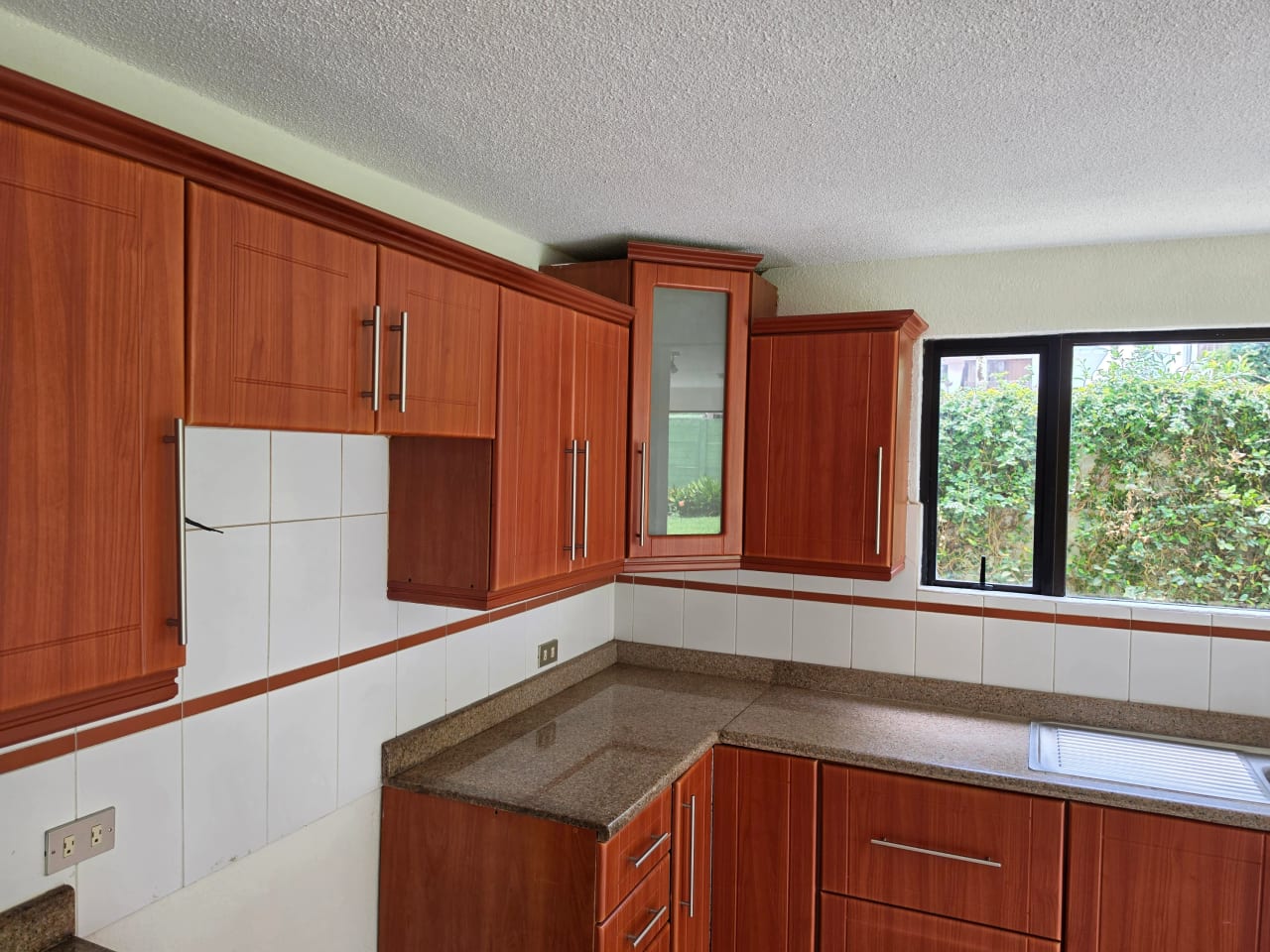 Alquilo casa hermosa y amplia 375 mts2 en km 16.5 CAES 5 cuartos, 4 parqueos techados — Casa en Alquiler en Centro Comercial Villa Clarita, Carretera a El Salvador, Guatemala, Ciudad — foto 15 de 17