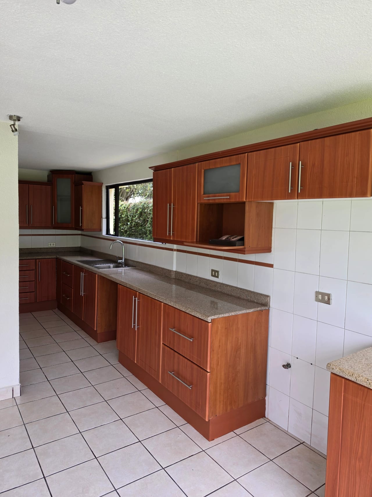 Alquilo casa hermosa y amplia 375 mts2 en km 16.5 CAES 5 cuartos, 4 parqueos techados — Casa en Alquiler en Centro Comercial Villa Clarita, Carretera a El Salvador, Guatemala, Ciudad — foto 16 de 17