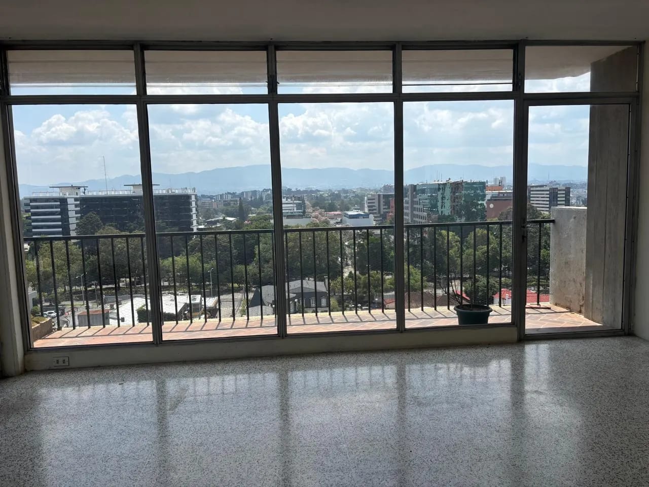 Apartamento en Zona 10 — Apartamento en Alquiler en Zona 10, Guatemala, Ciudad — foto 2 de 10