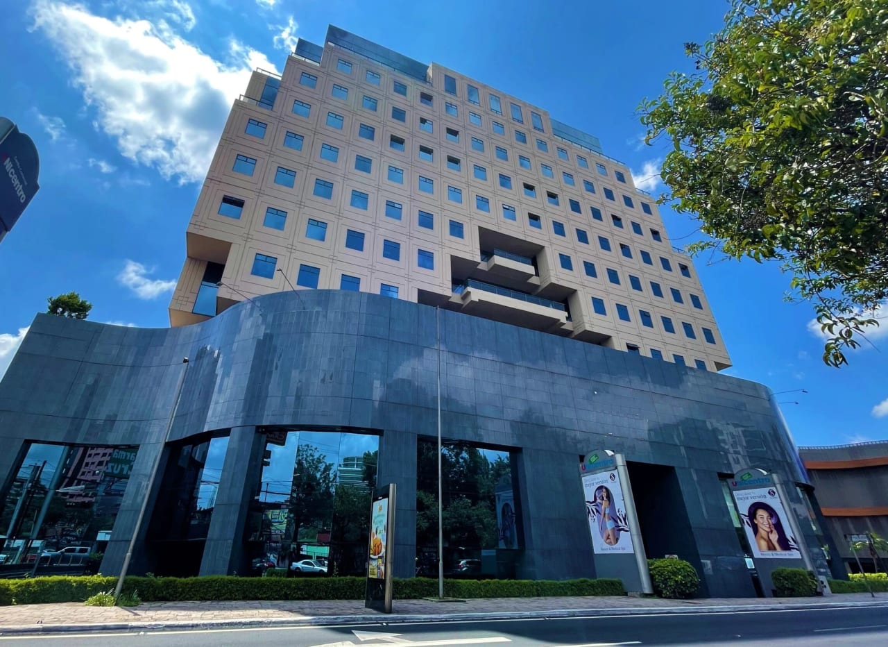 Oficina en Zona 10 — Oficina en Alquiler en Zona 10, Guatemala, Ciudad — foto 1 de 6