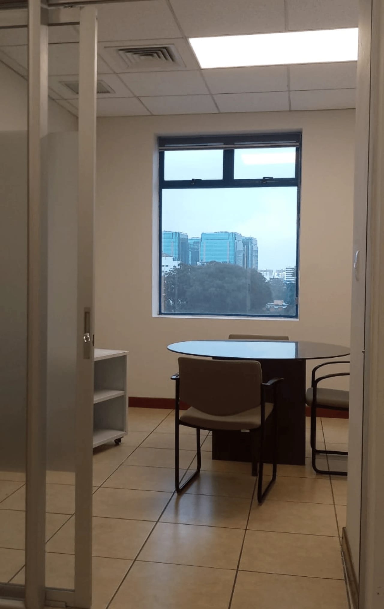 Oficina en Zona 10 — Oficina en Alquiler en Zona 10, Guatemala, Ciudad — foto 4 de 6