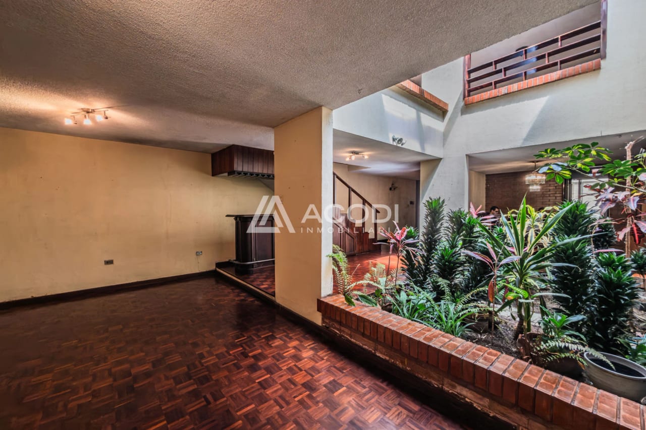 Casa en Zona 10 — Casa en Alquiler en Zona 10, Guatemala, Ciudad — foto 1 de 13