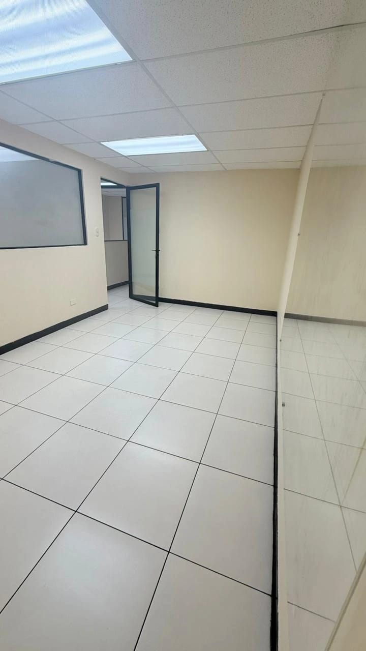 Oficina en Zona 10 — Oficina en Alquiler en Zona 10, Guatemala, Ciudad — foto 1 de 7