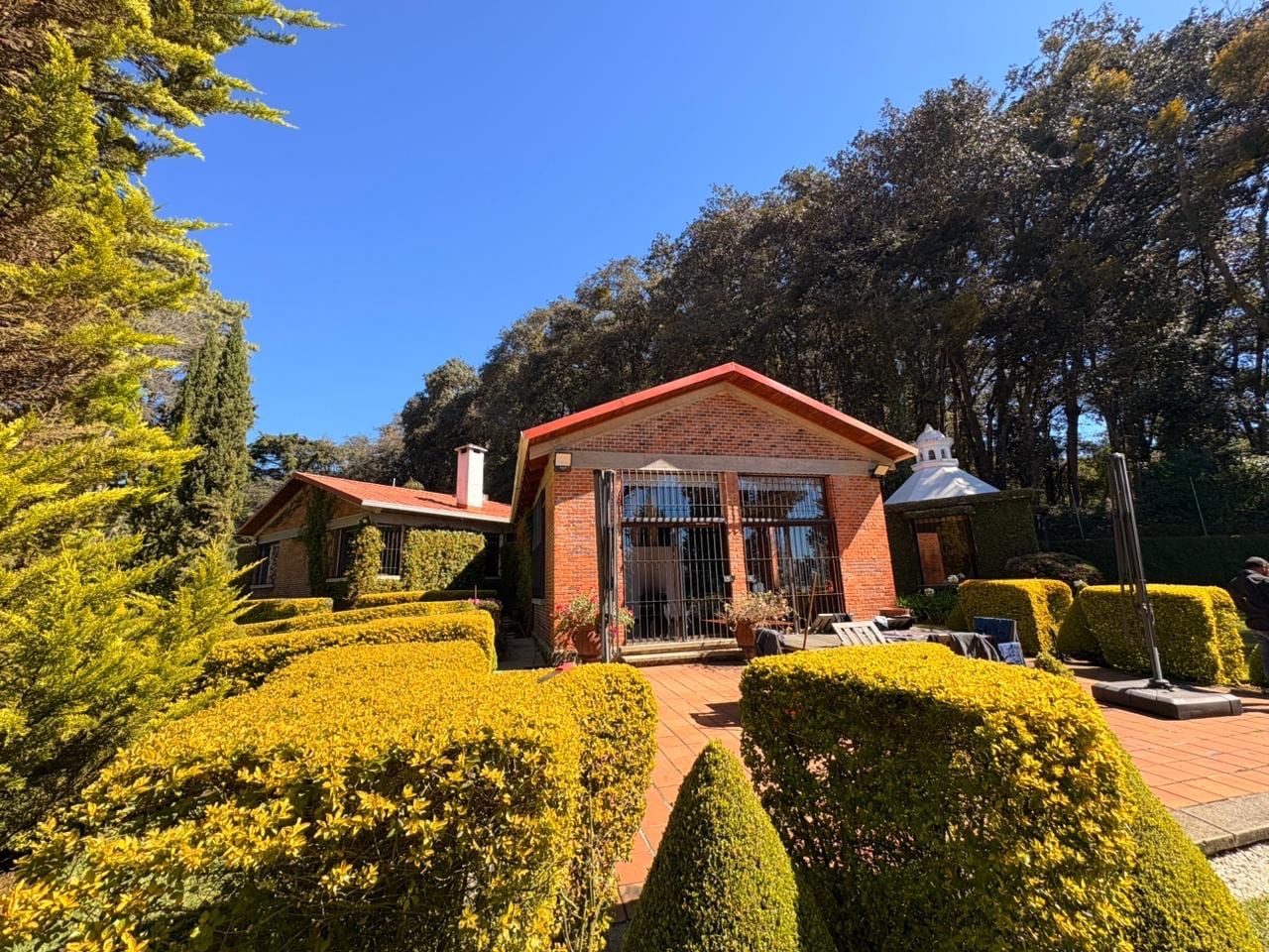 UNA PROPIEDAD QUE ENAMORA! DISPONIBLE EN VENTA AMPLIA RESIDENCIA CON 6,00 VRS DE TERRENO Y INA HERMOSA CASA DE UN NIVEL CON MÁS DE MIL METROS DE CONSTRUCCIÓN — Casa en Venta en San Lucas Sacatepéquez, Sacatepéquez — foto 2 de 17