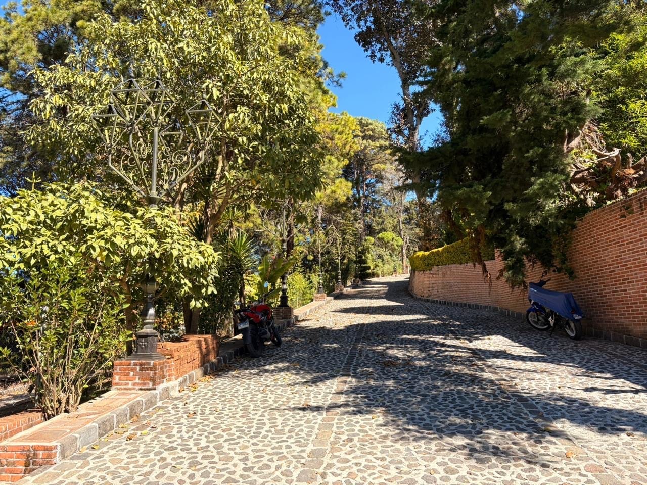UNA PROPIEDAD QUE ENAMORA! DISPONIBLE EN VENTA AMPLIA RESIDENCIA CON 6,00 VRS DE TERRENO Y INA HERMOSA CASA DE UN NIVEL CON MÁS DE MIL METROS DE CONSTRUCCIÓN — Casa en Venta en San Lucas Sacatepéquez, Sacatepéquez — foto 4 de 17