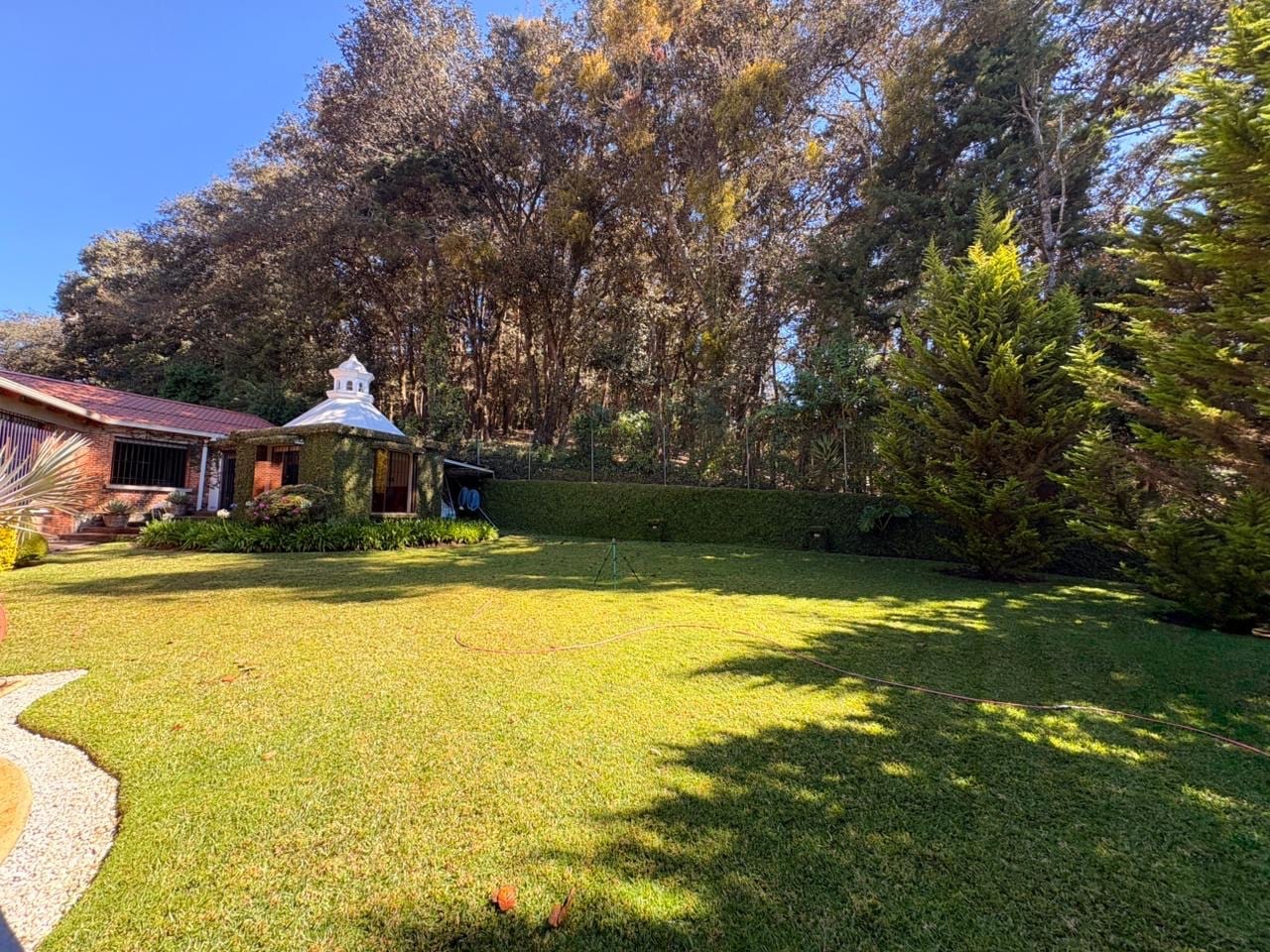 UNA PROPIEDAD QUE ENAMORA! DISPONIBLE EN VENTA AMPLIA RESIDENCIA CON 6,00 VRS DE TERRENO Y INA HERMOSA CASA DE UN NIVEL CON MÁS DE MIL METROS DE CONSTRUCCIÓN — Casa en Venta en San Lucas Sacatepéquez, Sacatepéquez — foto 5 de 17