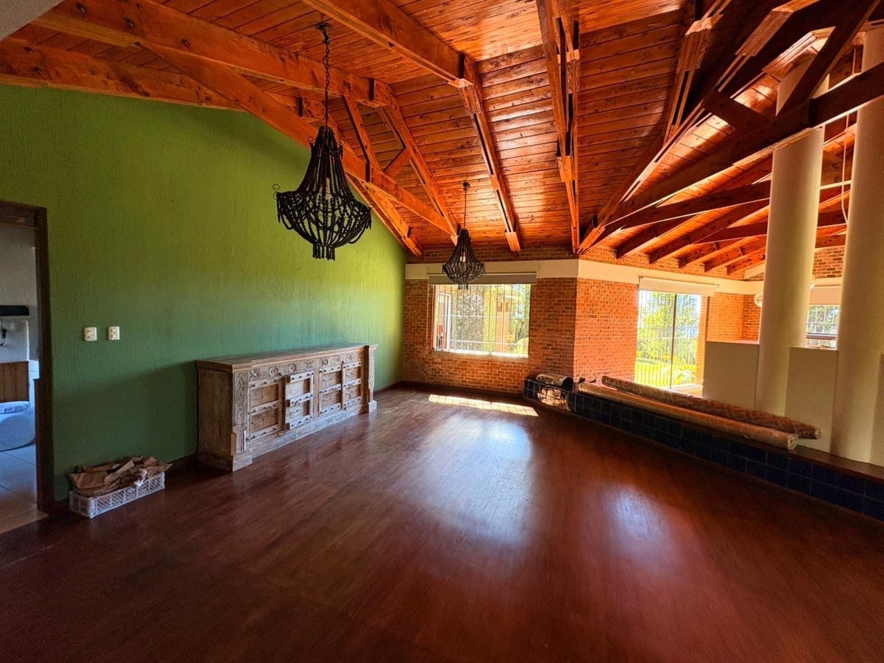 UNA PROPIEDAD QUE ENAMORA! DISPONIBLE EN VENTA AMPLIA RESIDENCIA CON 6,00 VRS DE TERRENO Y INA HERMOSA CASA DE UN NIVEL CON MÁS DE MIL METROS DE CONSTRUCCIÓN — Casa en Venta en San Lucas Sacatepéquez, Sacatepéquez — foto 6 de 17