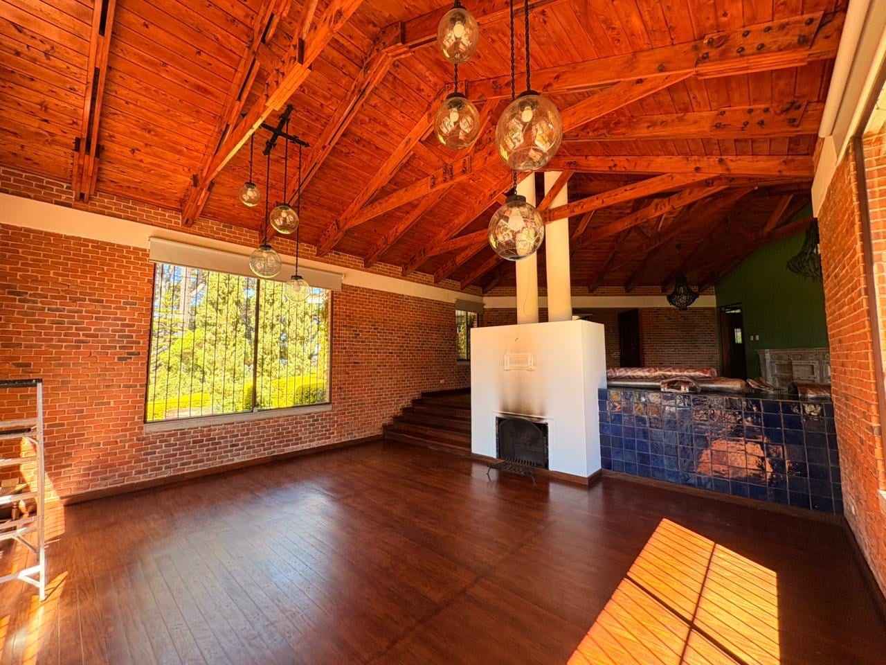 UNA PROPIEDAD QUE ENAMORA! DISPONIBLE EN VENTA AMPLIA RESIDENCIA CON 6,00 VRS DE TERRENO Y INA HERMOSA CASA DE UN NIVEL CON MÁS DE MIL METROS DE CONSTRUCCIÓN — Casa en Venta en San Lucas Sacatepéquez, Sacatepéquez — foto 7 de 17