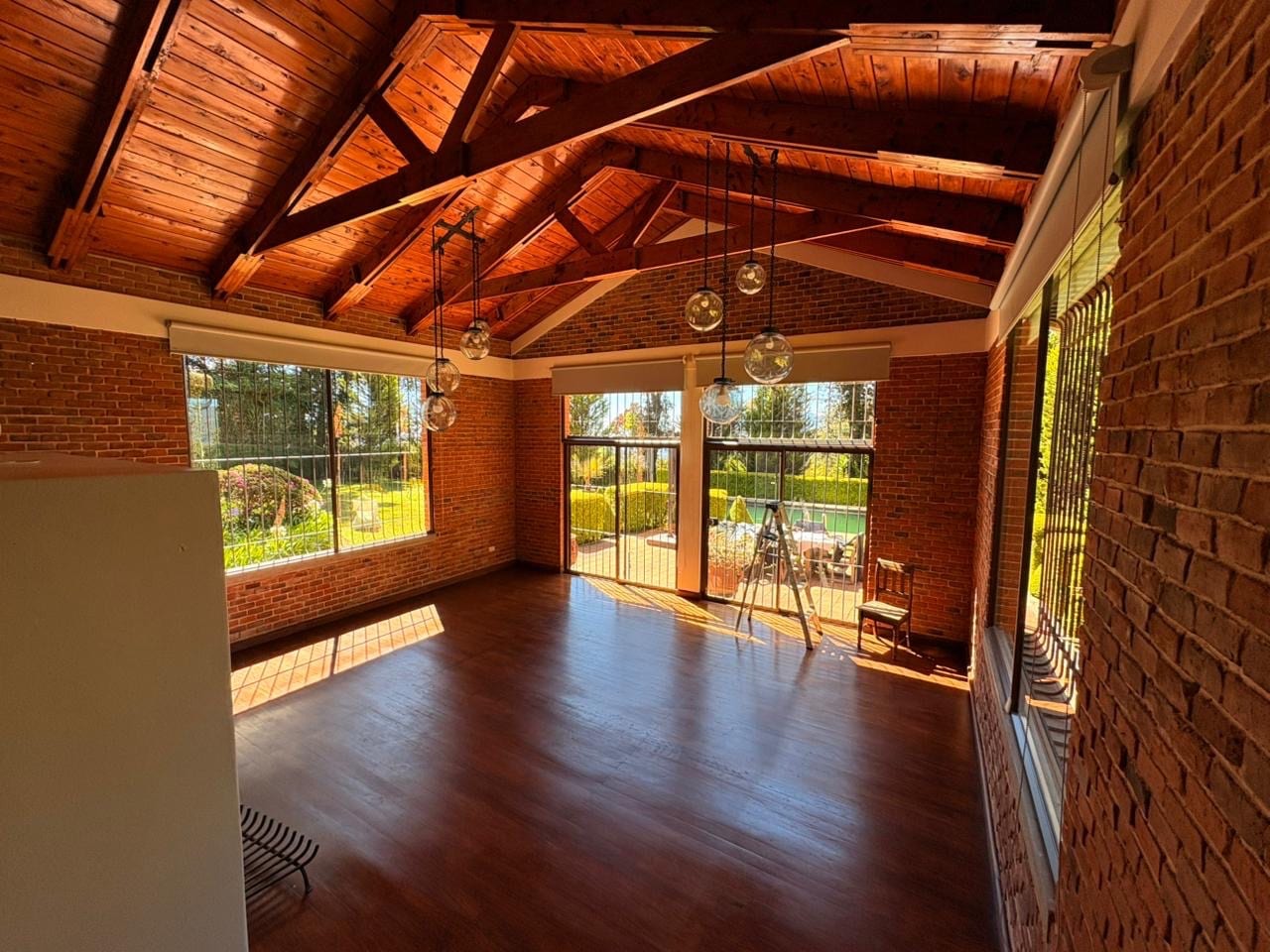 UNA PROPIEDAD QUE ENAMORA! DISPONIBLE EN VENTA AMPLIA RESIDENCIA CON 6,00 VRS DE TERRENO Y INA HERMOSA CASA DE UN NIVEL CON MÁS DE MIL METROS DE CONSTRUCCIÓN — Casa en Venta en San Lucas Sacatepéquez, Sacatepéquez — foto 8 de 17