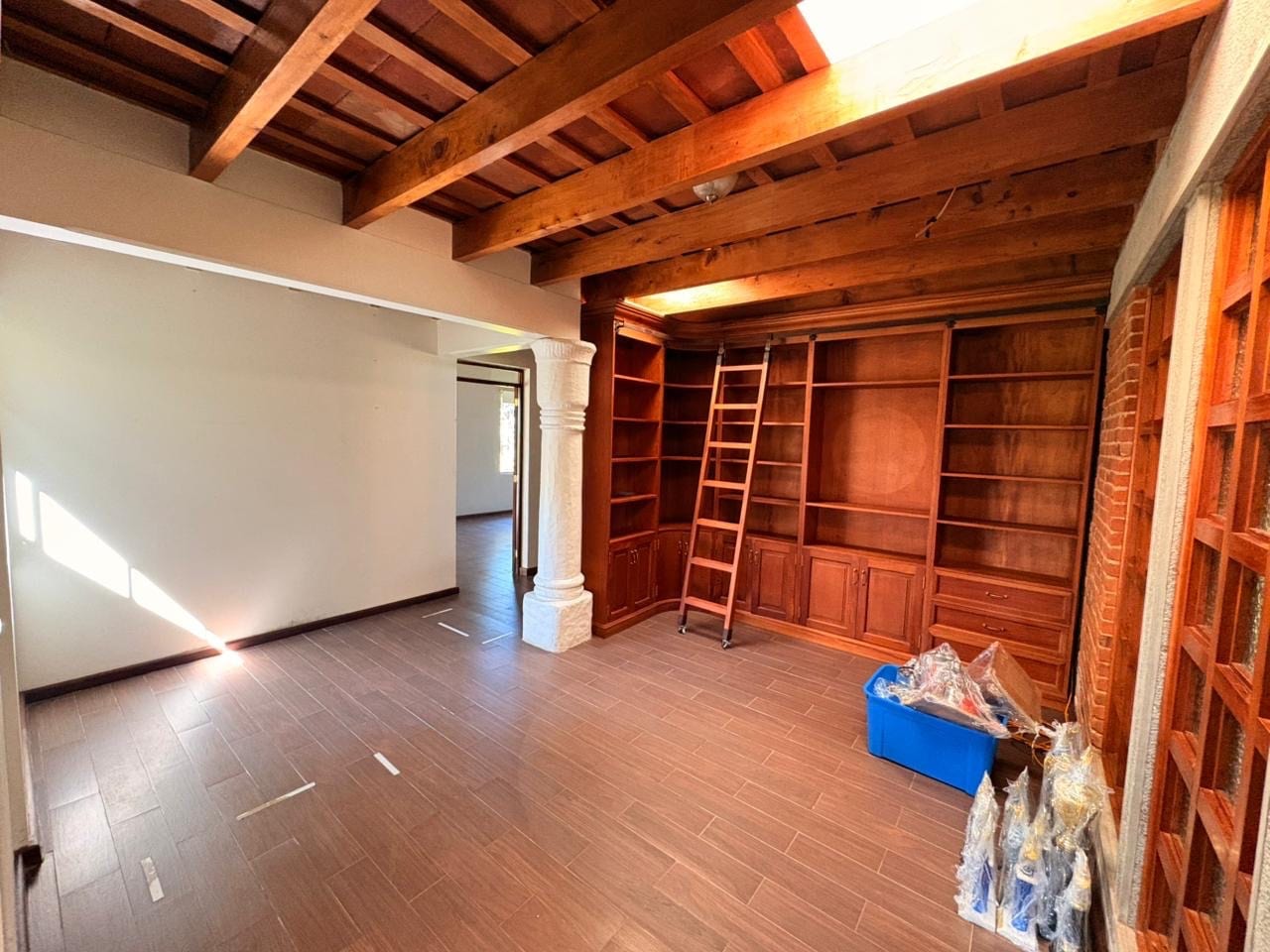 UNA PROPIEDAD QUE ENAMORA! DISPONIBLE EN VENTA AMPLIA RESIDENCIA CON 6,00 VRS DE TERRENO Y INA HERMOSA CASA DE UN NIVEL CON MÁS DE MIL METROS DE CONSTRUCCIÓN — Casa en Venta en San Lucas Sacatepéquez, Sacatepéquez — foto 9 de 17