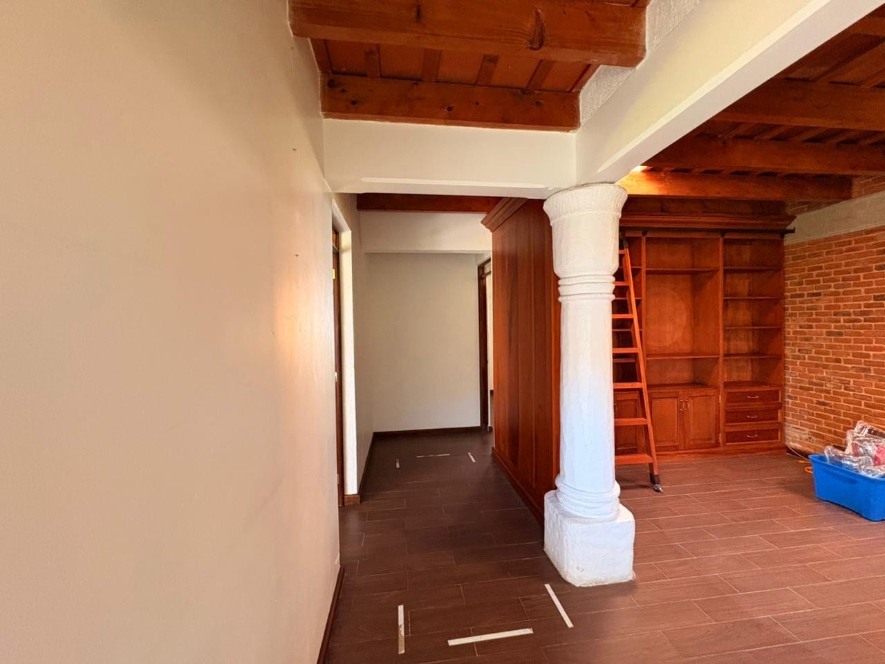 UNA PROPIEDAD QUE ENAMORA! DISPONIBLE EN VENTA AMPLIA RESIDENCIA CON 6,00 VRS DE TERRENO Y INA HERMOSA CASA DE UN NIVEL CON MÁS DE MIL METROS DE CONSTRUCCIÓN — Casa en Venta en San Lucas Sacatepéquez, Sacatepéquez — foto 10 de 17