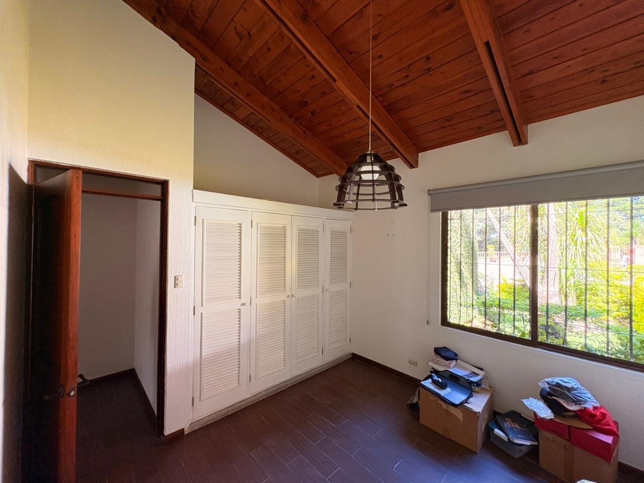 UNA PROPIEDAD QUE ENAMORA! DISPONIBLE EN VENTA AMPLIA RESIDENCIA CON 6,00 VRS DE TERRENO Y INA HERMOSA CASA DE UN NIVEL CON MÁS DE MIL METROS DE CONSTRUCCIÓN — Casa en Venta en San Lucas Sacatepéquez, Sacatepéquez — foto 11 de 17