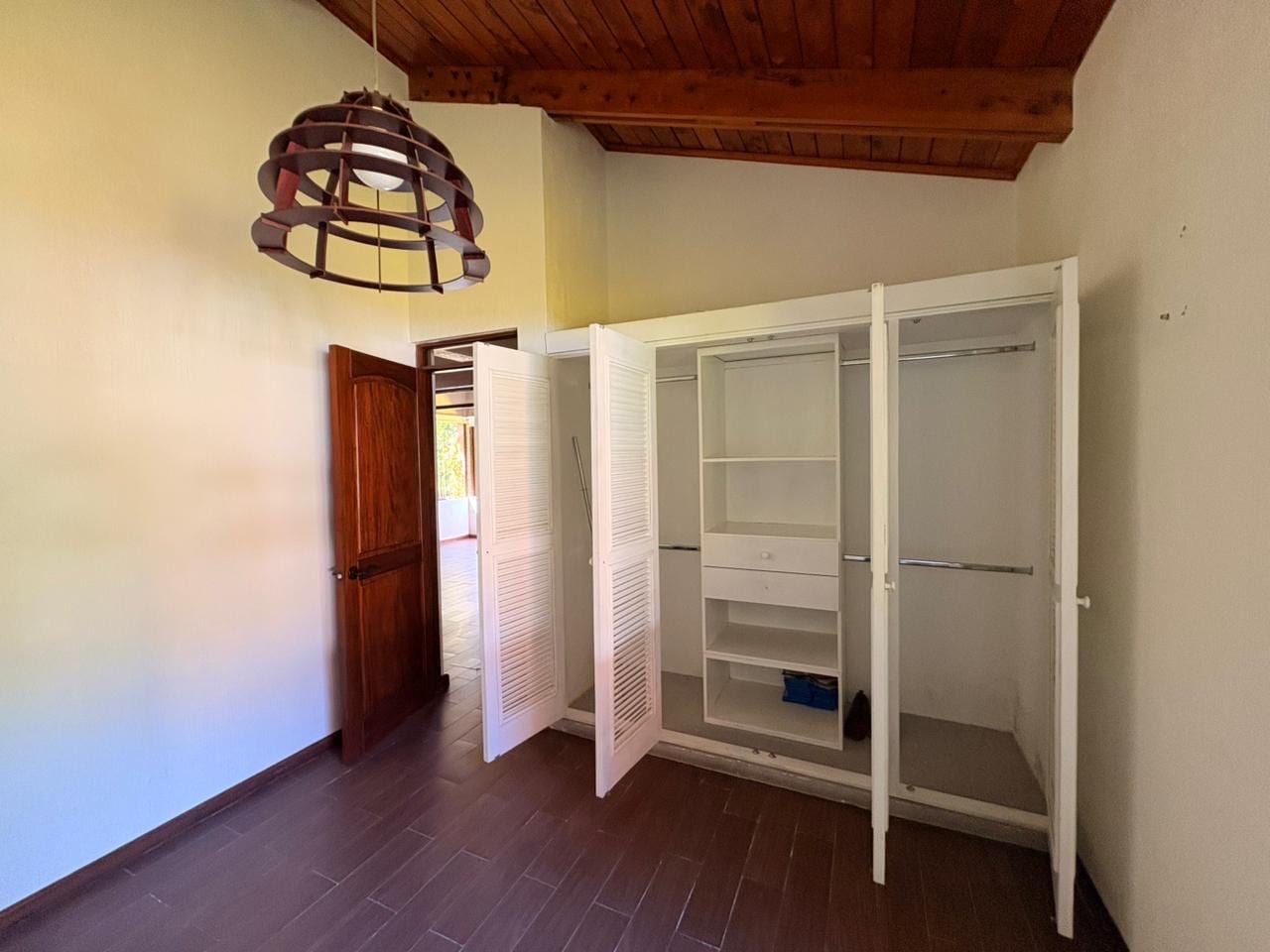 UNA PROPIEDAD QUE ENAMORA! DISPONIBLE EN VENTA AMPLIA RESIDENCIA CON 6,00 VRS DE TERRENO Y INA HERMOSA CASA DE UN NIVEL CON MÁS DE MIL METROS DE CONSTRUCCIÓN — Casa en Venta en San Lucas Sacatepéquez, Sacatepéquez — foto 12 de 17