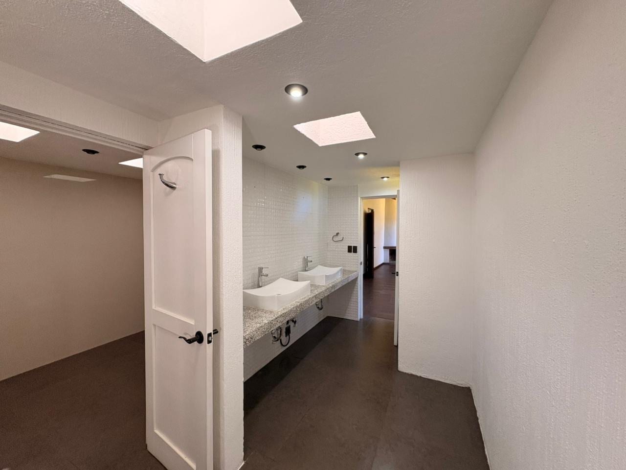 UNA PROPIEDAD QUE ENAMORA! DISPONIBLE EN VENTA AMPLIA RESIDENCIA CON 6,00 VRS DE TERRENO Y INA HERMOSA CASA DE UN NIVEL CON MÁS DE MIL METROS DE CONSTRUCCIÓN — Casa en Venta en San Lucas Sacatepéquez, Sacatepéquez — foto 13 de 17