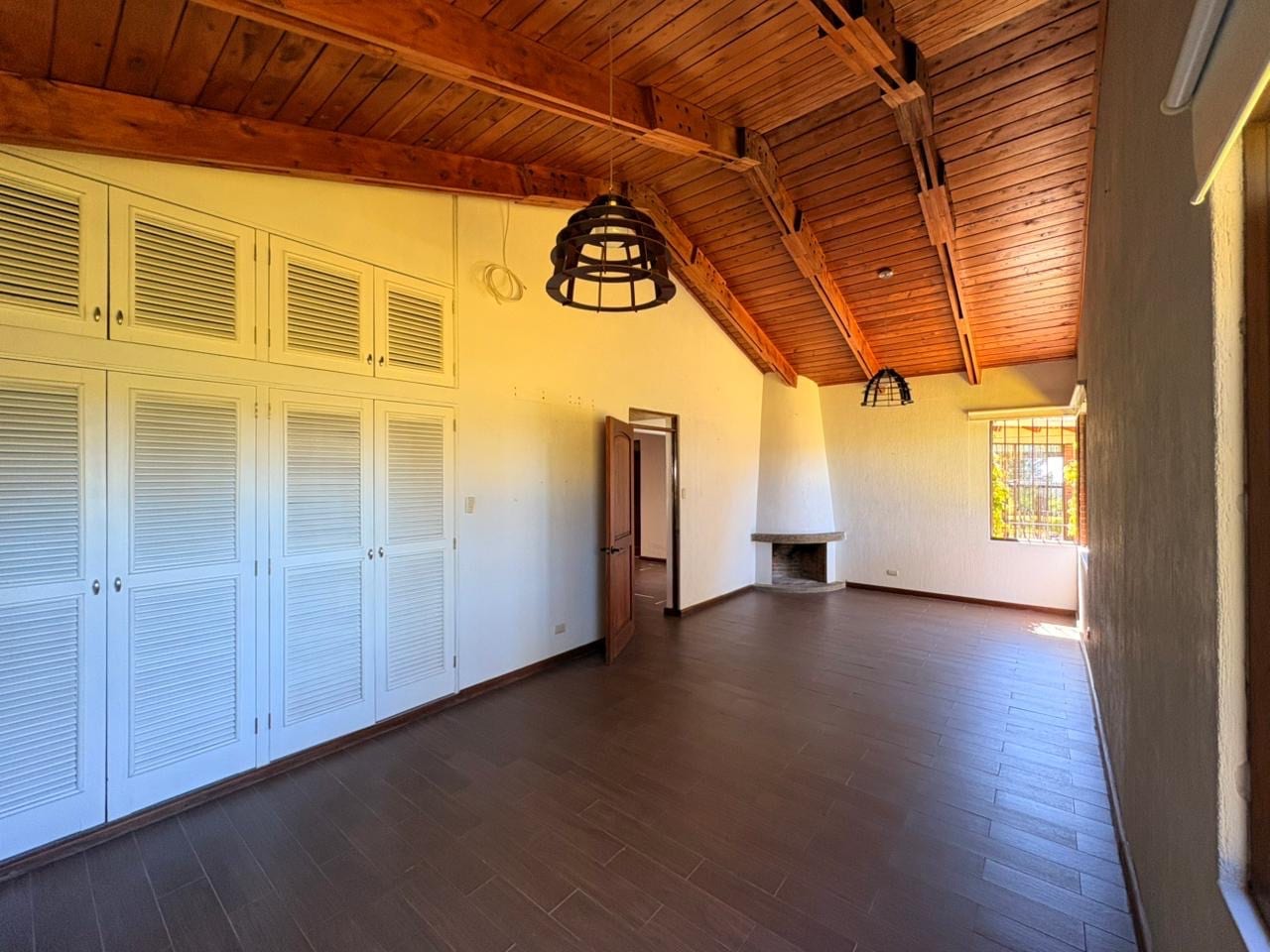 UNA PROPIEDAD QUE ENAMORA! DISPONIBLE EN VENTA AMPLIA RESIDENCIA CON 6,00 VRS DE TERRENO Y INA HERMOSA CASA DE UN NIVEL CON MÁS DE MIL METROS DE CONSTRUCCIÓN — Casa en Venta en San Lucas Sacatepéquez, Sacatepéquez — foto 14 de 17