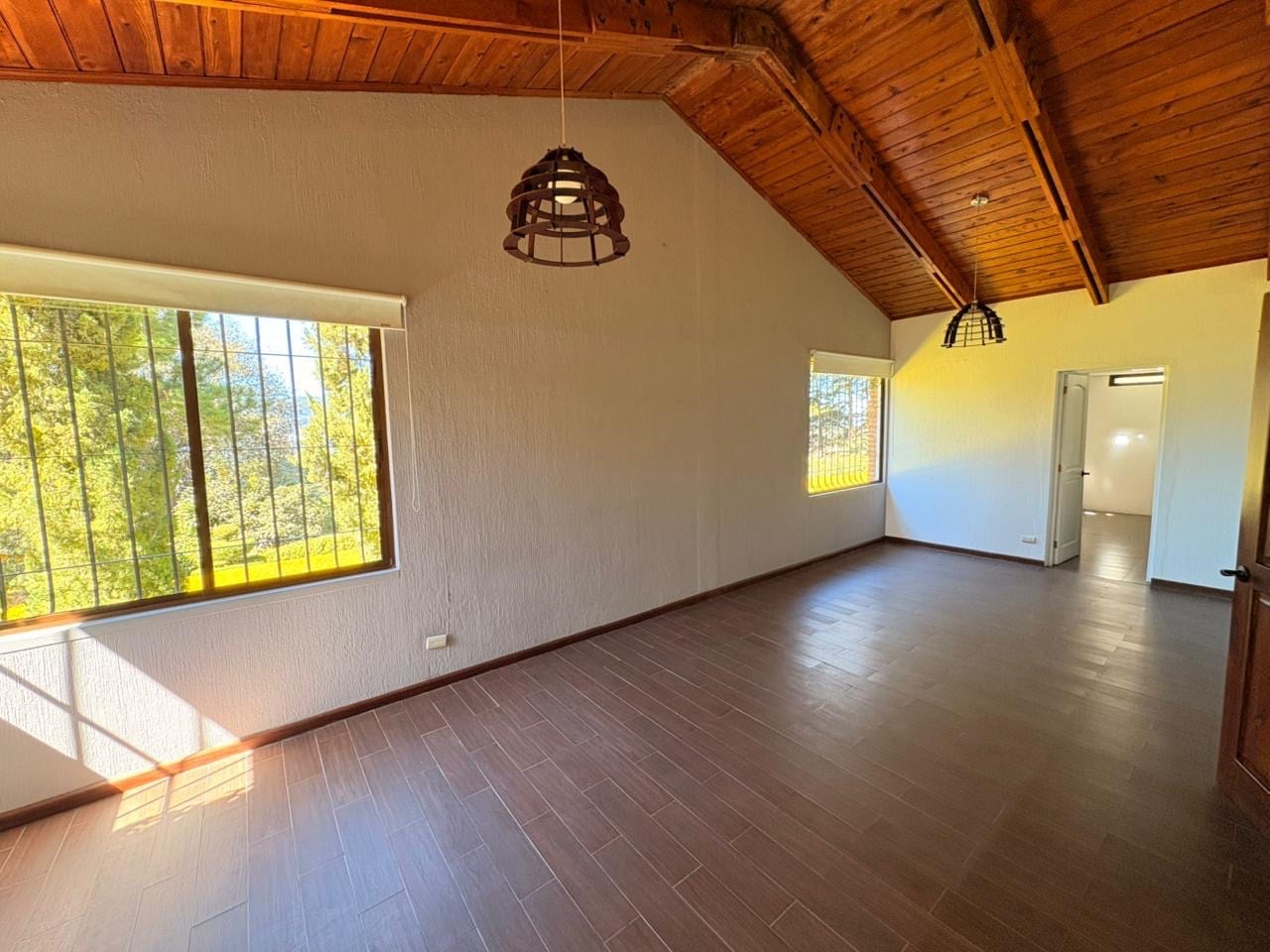 UNA PROPIEDAD QUE ENAMORA! DISPONIBLE EN VENTA AMPLIA RESIDENCIA CON 6,00 VRS DE TERRENO Y INA HERMOSA CASA DE UN NIVEL CON MÁS DE MIL METROS DE CONSTRUCCIÓN — Casa en Venta en San Lucas Sacatepéquez, Sacatepéquez — foto 15 de 17