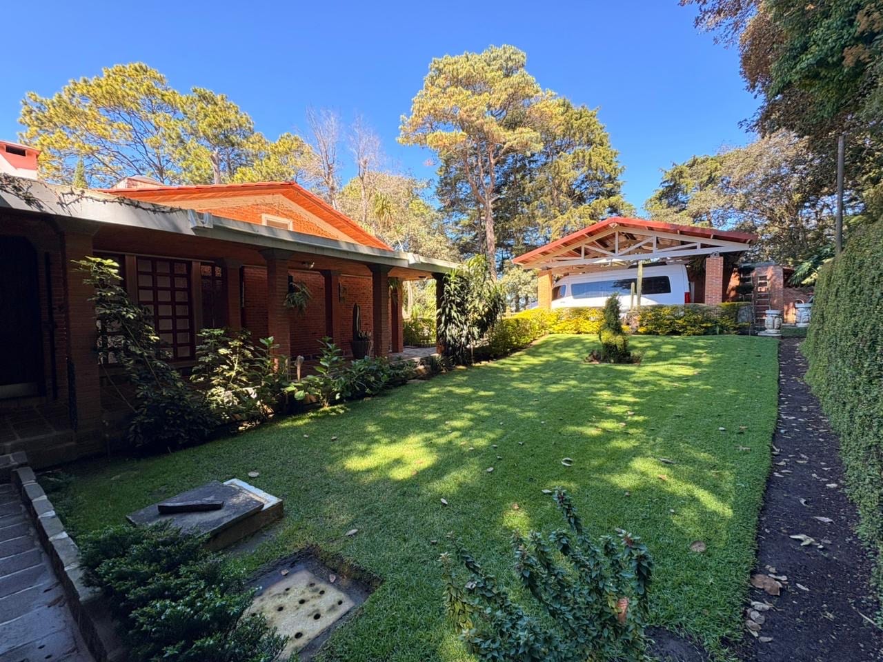 UNA PROPIEDAD QUE ENAMORA! DISPONIBLE EN VENTA AMPLIA RESIDENCIA CON 6,00 VRS DE TERRENO Y INA HERMOSA CASA DE UN NIVEL CON MÁS DE MIL METROS DE CONSTRUCCIÓN — Casa en Venta en San Lucas Sacatepéquez, Sacatepéquez — foto 17 de 17