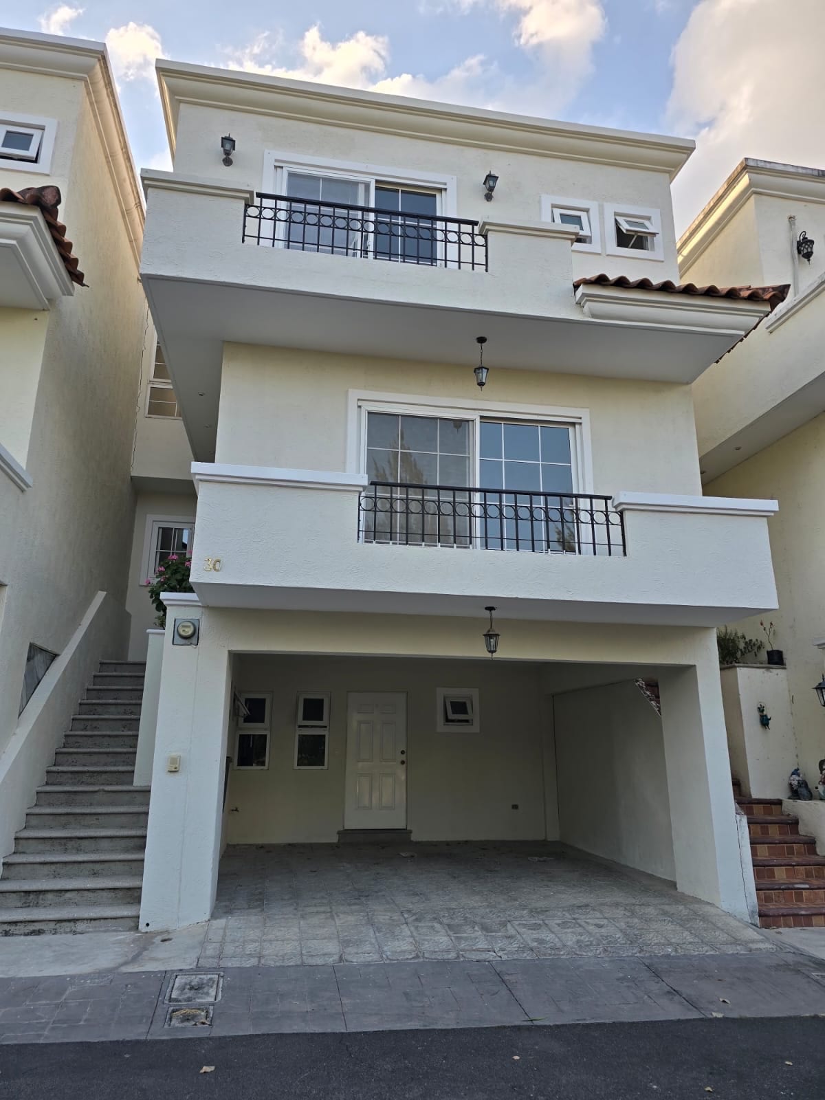 DISPONIBLE EN RENTA CASA EN EL PEÑÓN DE SAN ÁNGEL ZONA 2 — Casa en Alquiler en Peñón de San Ángel, Zona 2, Guatemala, Ciudad — foto 1 de 12
