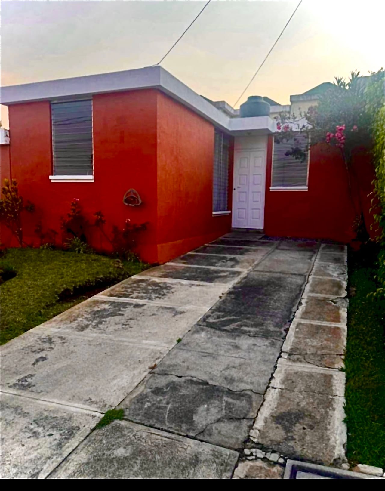 VENDO LINDA CASA DE UN NIVEL EN SAN CRISTOBAL FRENTE A WALMART AONDOMINIO SOBRE BULEVAR PRINCIPAL — Casa en Venta en Zona 8 Mixco, Guatemala, Ciudad — foto 2 de 14