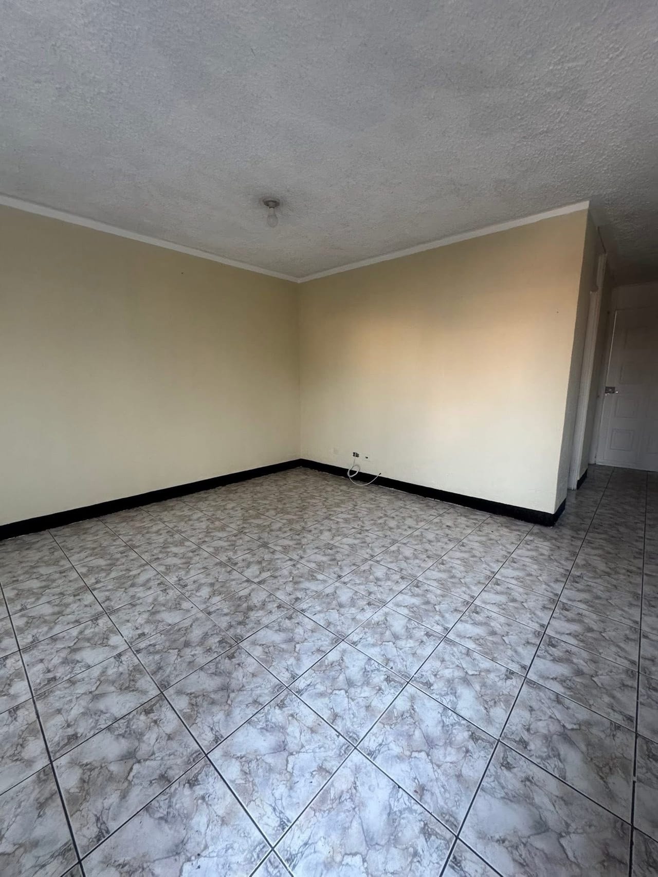 VENDO LINDA CASA DE UN NIVEL EN SAN CRISTOBAL FRENTE A WALMART AONDOMINIO SOBRE BULEVAR PRINCIPAL — Casa en Venta en Zona 8 Mixco, Guatemala, Ciudad — foto 3 de 14