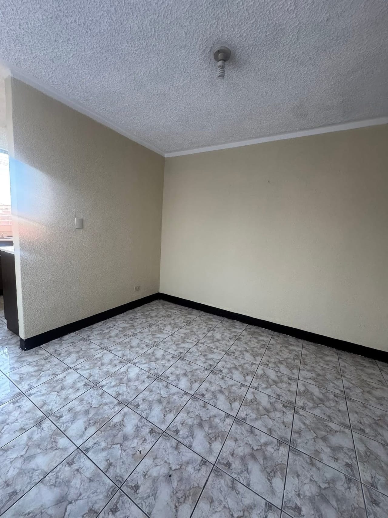 VENDO LINDA CASA DE UN NIVEL EN SAN CRISTOBAL FRENTE A WALMART AONDOMINIO SOBRE BULEVAR PRINCIPAL — Casa en Venta en Zona 8 Mixco, Guatemala, Ciudad — foto 5 de 14