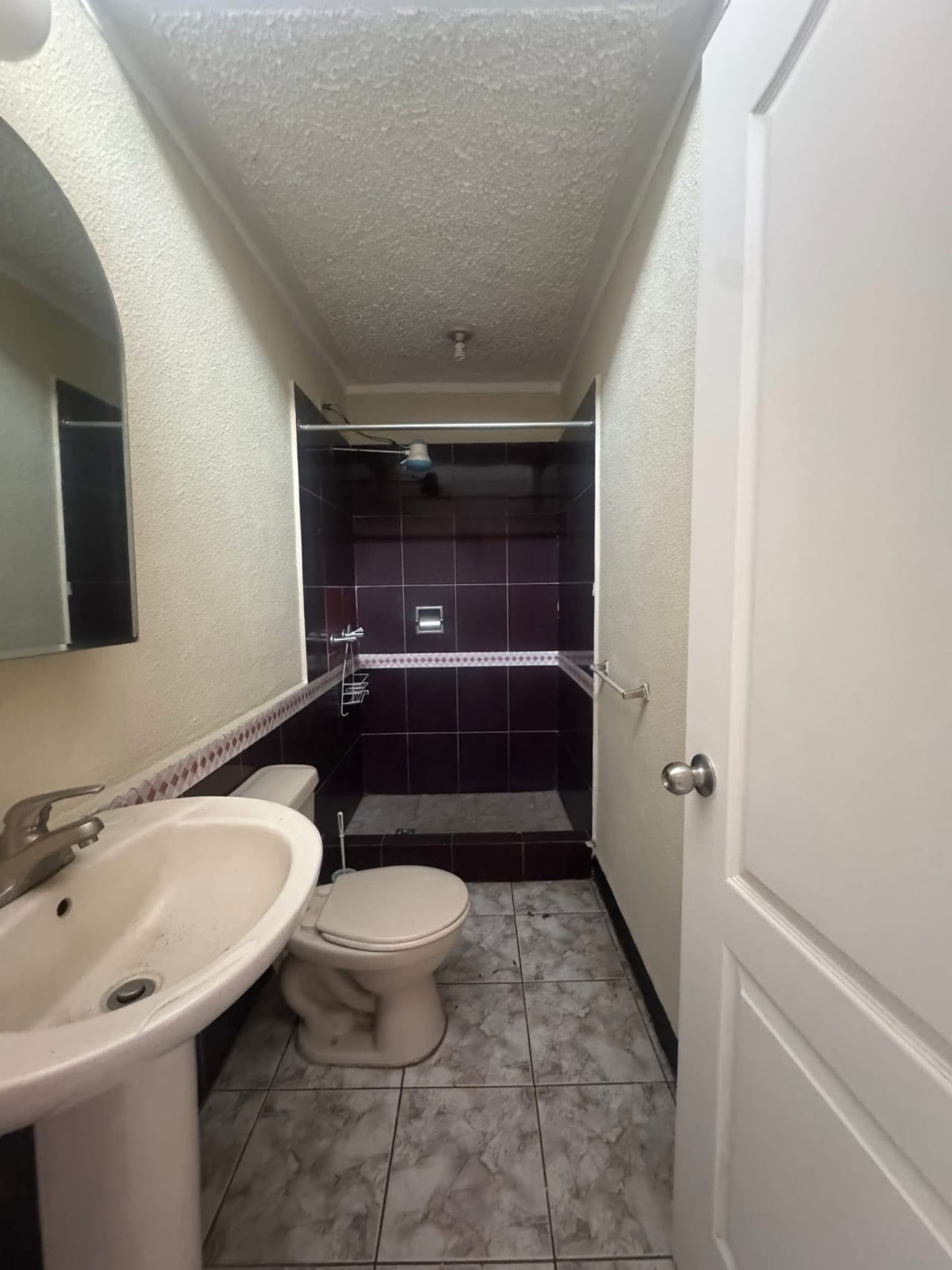 VENDO LINDA CASA DE UN NIVEL EN SAN CRISTOBAL FRENTE A WALMART AONDOMINIO SOBRE BULEVAR PRINCIPAL — Casa en Venta en Zona 8 Mixco, Guatemala, Ciudad — foto 8 de 14