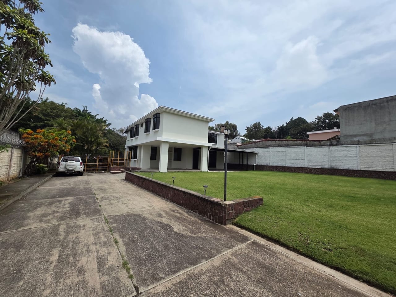 ALQUILO AMPLIA PROPIEDAD CON HERMOSA CASA — Casa en Alquiler en Zona 8 Mixco, Guatemala, Ciudad — foto 1 de 5