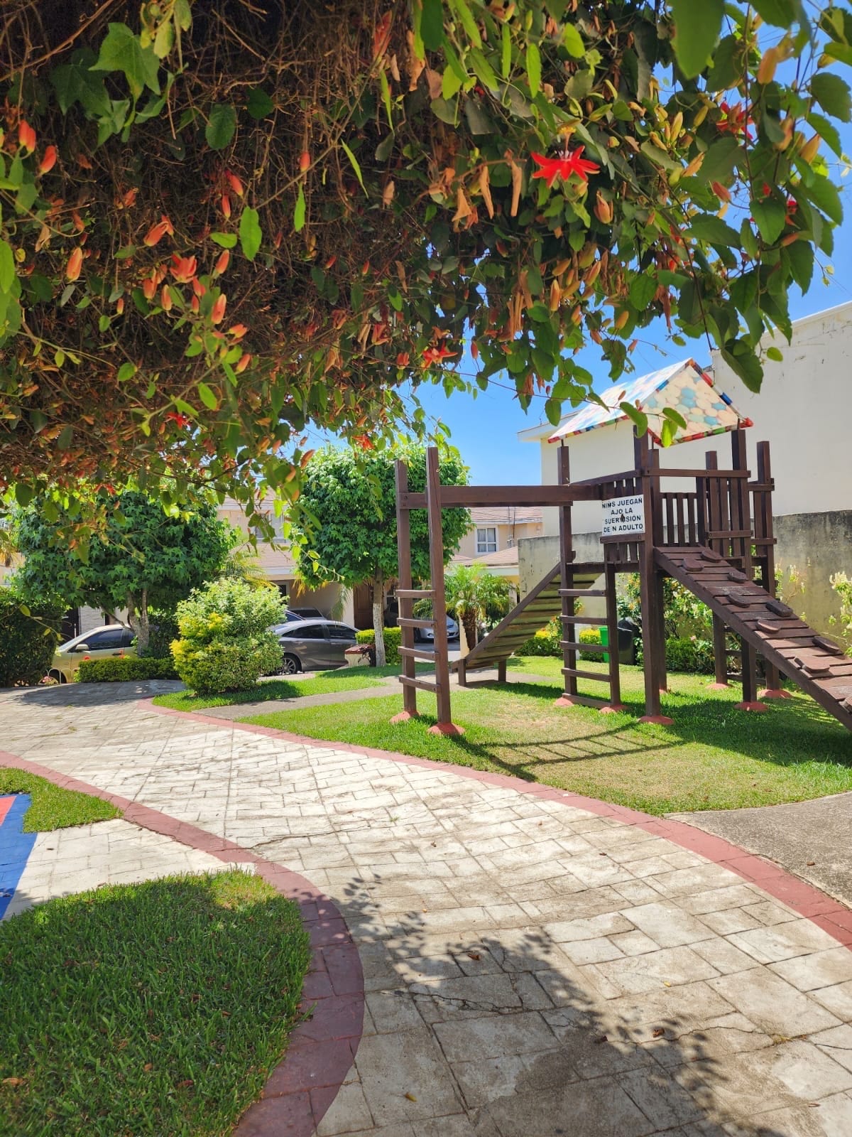 Linda Casa en Ventade 4 Habitaciones Más Estudio en Bosques del Mirador San Cristobal — Casa en Venta en Zona 8 Mixco, Guatemala, Ciudad — foto 14 de 14