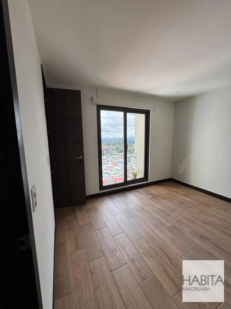 Apartamento en zona 10 Edificio Marqués de Oakland — Apartamento en Alquiler en Zona 10, Guatemala, Ciudad — foto 10 de 11