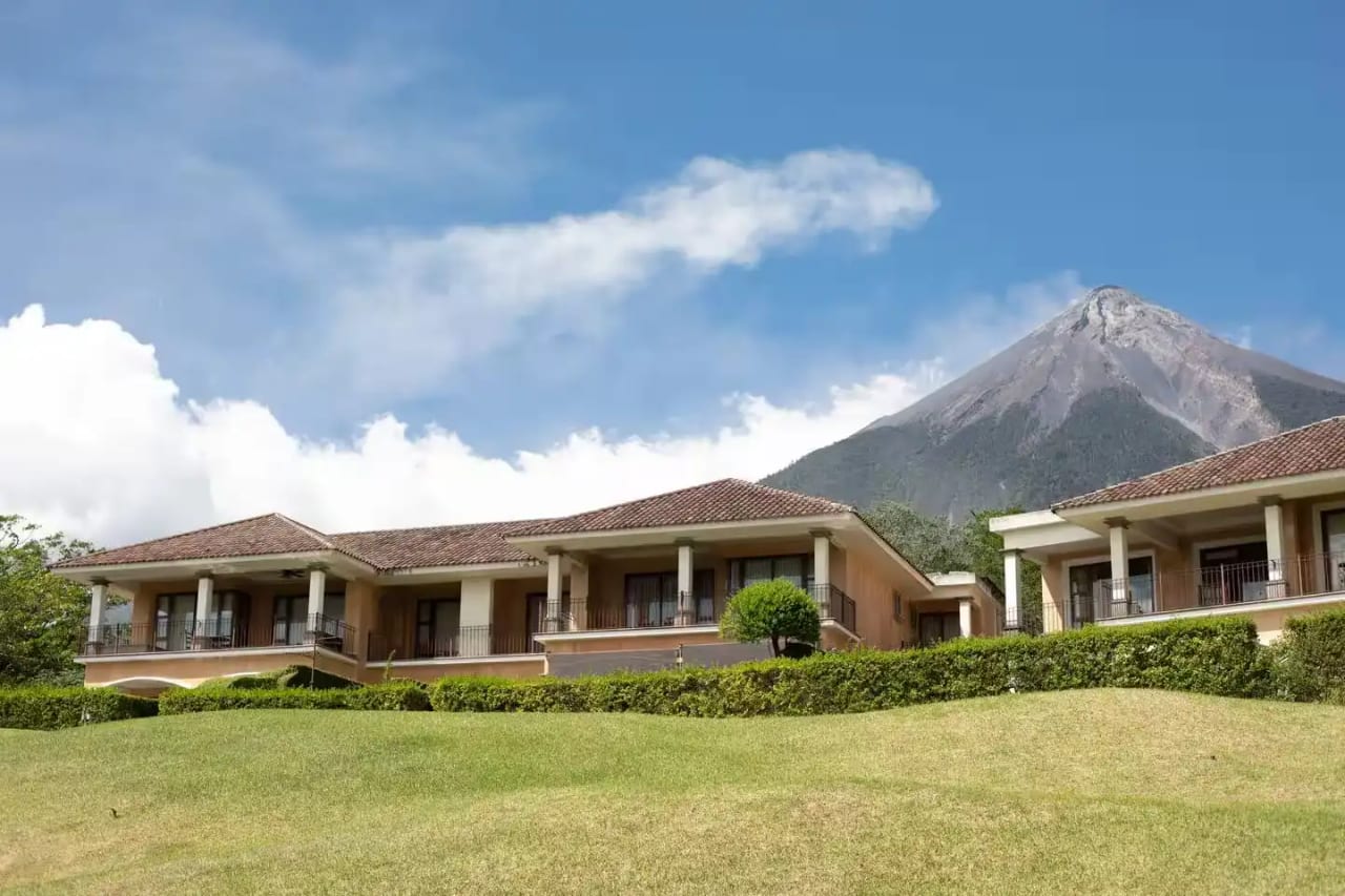 Apartamento estilo Villa La Reunión Antigua Guatemala — Casa vacacional en Venta en La Reunión Golf Resort, Alotenango, Sacatepéquez — foto 1 de 17