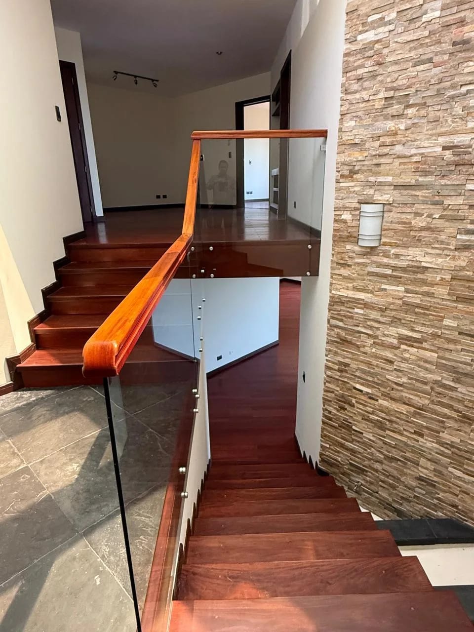 Bella Casa El Prado 3 habitaciones + servicio — Casa en Alquiler en El Prado, Zona 10, Guatemala, Ciudad — foto 2 de 14