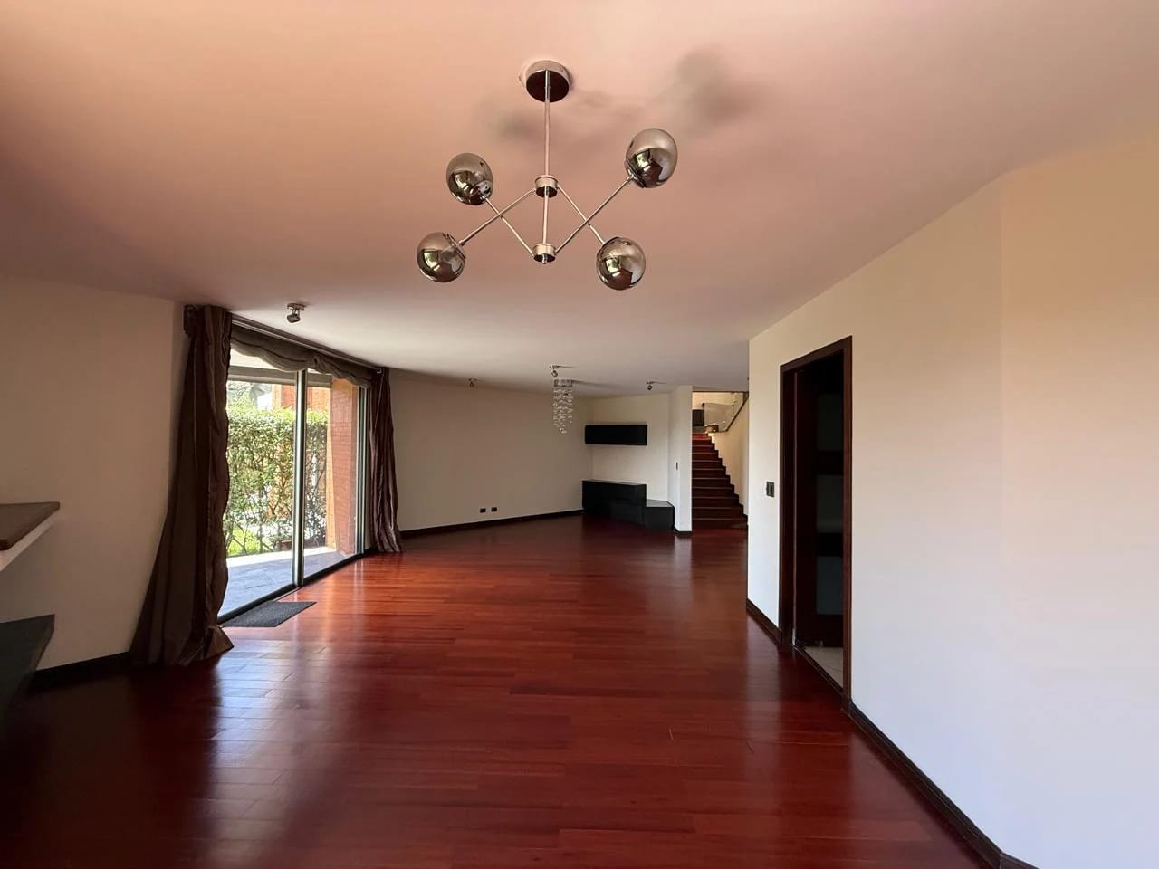 Bella Casa El Prado 3 habitaciones + servicio — Casa en Alquiler en El Prado, Zona 10, Guatemala, Ciudad — foto 1 de 14