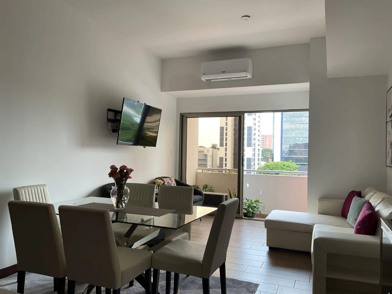 Renta apartamento semiamueblado 3 habitaciones Casalini z10 — Apartamento en Alquiler en Casalini Diagonal 6, Zona 10, Guatemala, Ciudad — foto 2 de 7