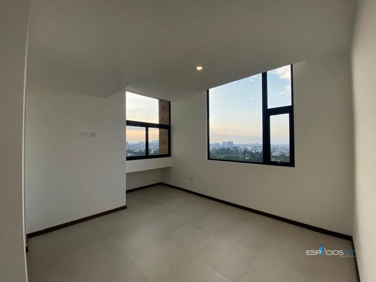 Apartamento cerca de universidades, hospitales, restaurantes zona 10 — Apartamento en Venta en Zona 10, Guatemala, Ciudad — foto 4 de 7