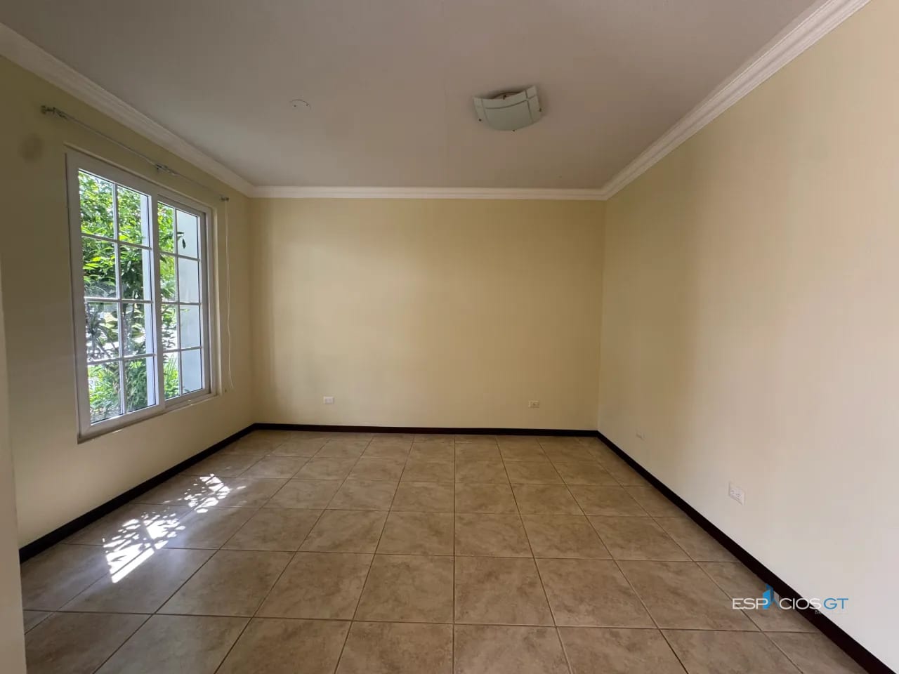 Casa Amplia en Villas de Entreverdes CAES, Entrada a Fraijanes — Casa en Venta en Villas de Entreverdes, Carretera a El Salvador, Guatemala, Ciudad — foto 3 de 10