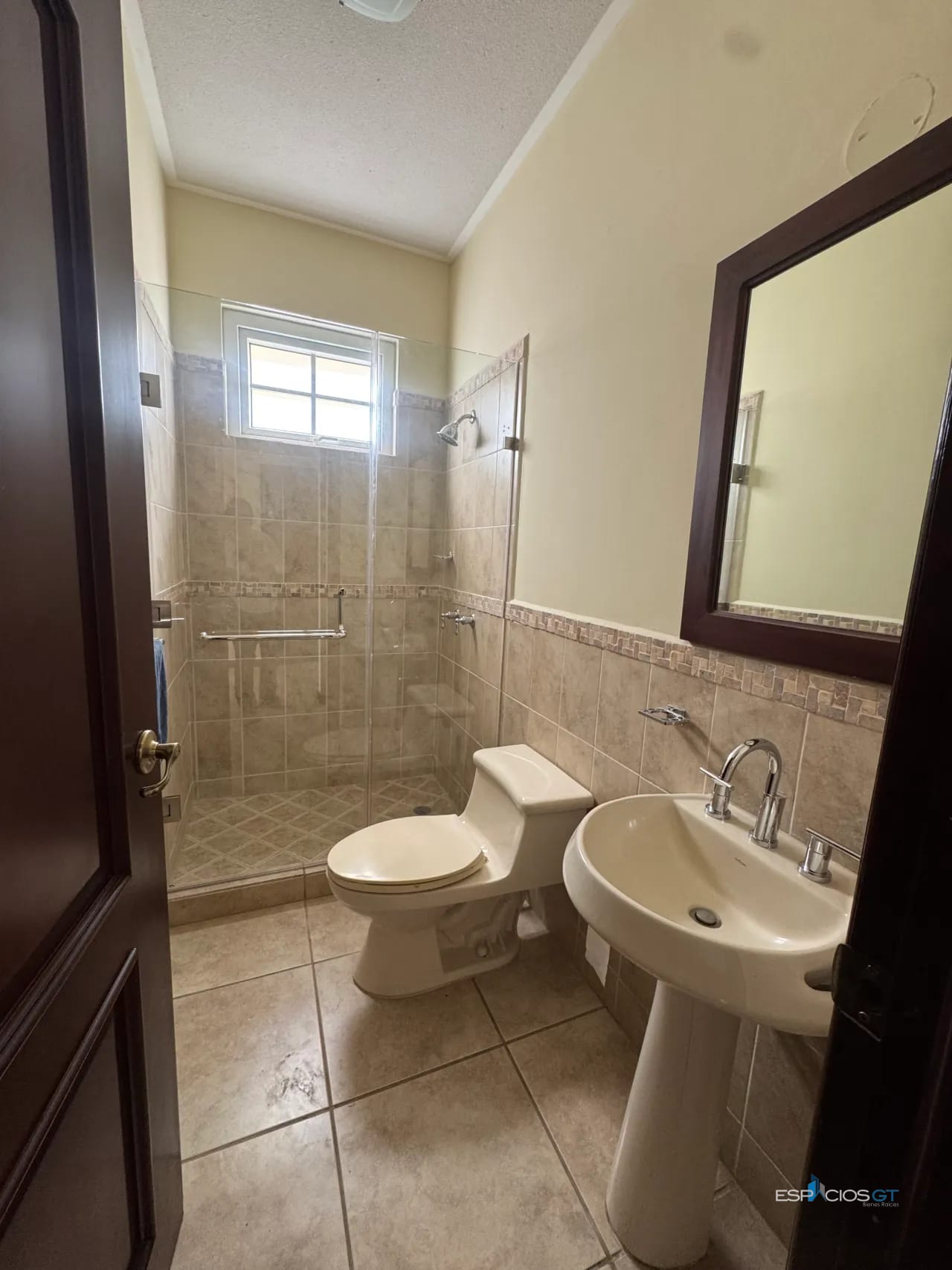 Casa Amplia en Villas de Entreverdes CAES, Entrada a Fraijanes — Casa en Venta en Villas de Entreverdes, Carretera a El Salvador, Guatemala, Ciudad — foto 4 de 10