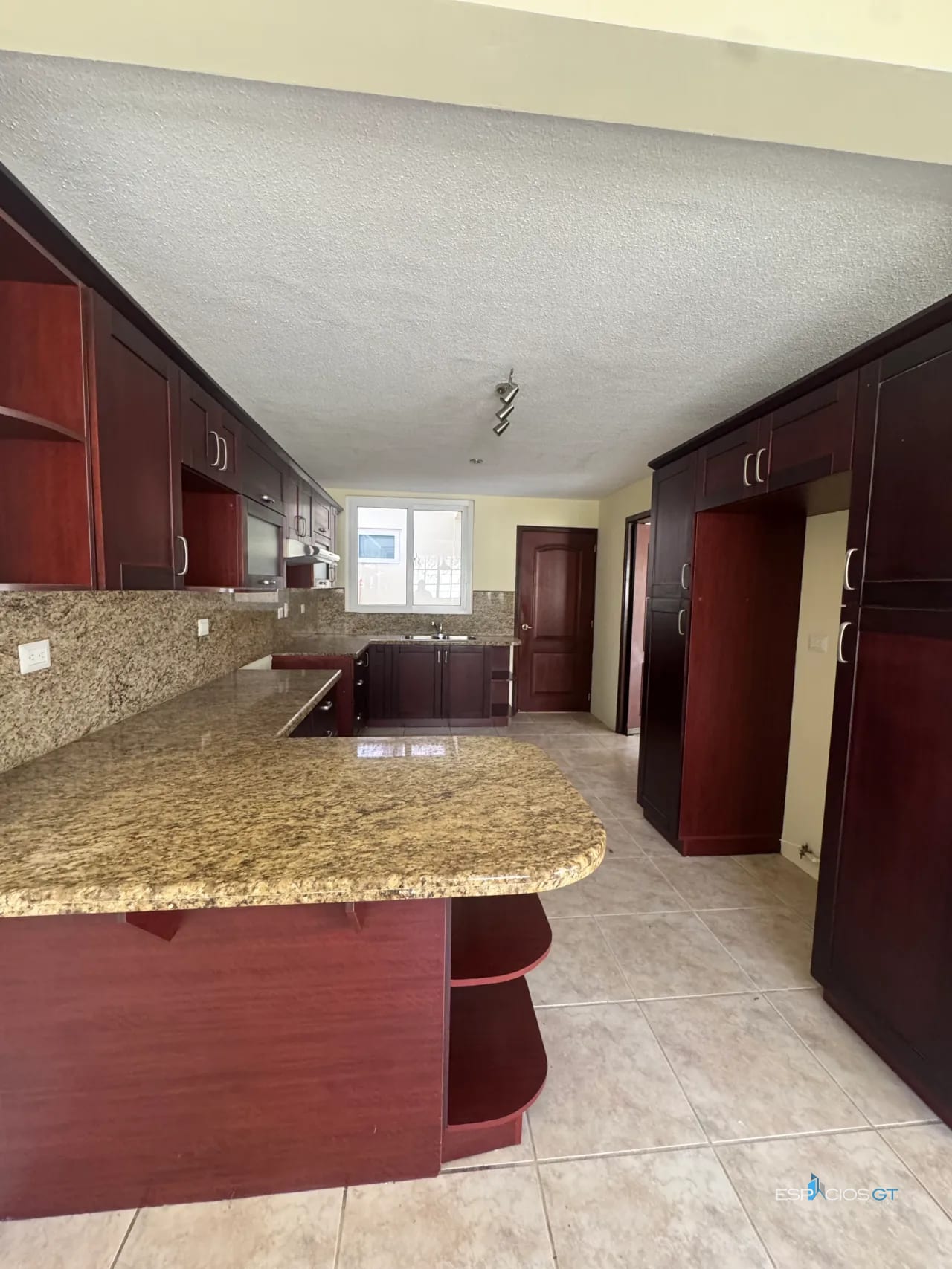 Casa Amplia en Villas de Entreverdes CAES, Entrada a Fraijanes — Casa en Venta en Villas de Entreverdes, Carretera a El Salvador, Guatemala, Ciudad — foto 8 de 10