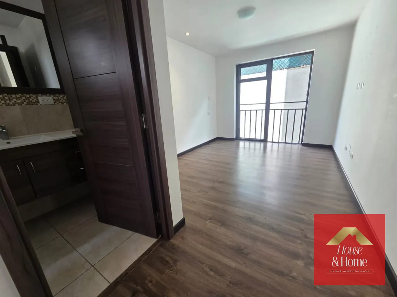 Dormitorio principal — Venta de apartamento en zona 7 — Apartamento en Venta en Di Fiori, Zona 7, Guatemala, Ciudad — foto 8 de 15