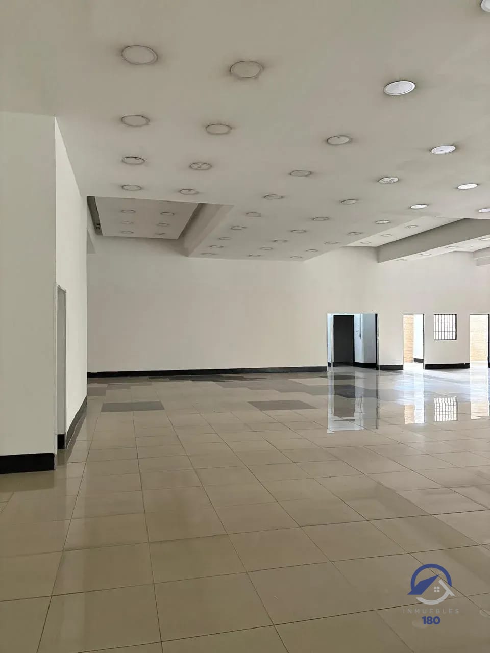 Amplio local en renta en C.C. Punto Roosevelt, zona 7 — Local en Alquiler en Zona 7, Guatemala, Ciudad — foto 4 de 16