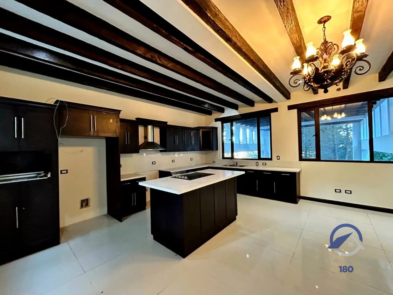 Casa en venta sobre la Carretera Interamericana, km. 33.8 — Casa en Venta en San Lucas Sacatepéquez, Sacatepéquez — foto 9 de 13